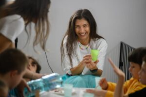 Începutul de an școlar prin ochii copiilor. Ce emoții trăiesc și cum pot fi sprijiniți