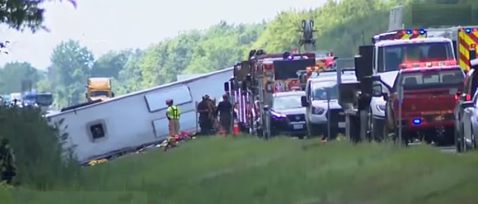 Autocar turistic răsturnat în New York. Cinci morți și zeci de răniți