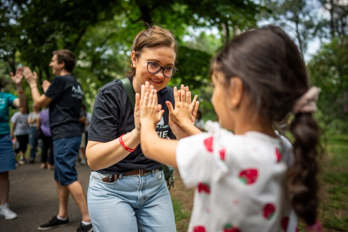 Fii voluntar pentru copiii instituţionalizaţi! Lumea aşteaptă un erou, copiii aşteaptă un prieten
