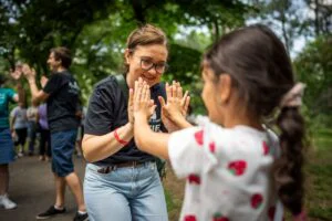 Fii voluntar pentru copiii instituţionalizaţi! Lumea aşteaptă un erou, copiii aşteaptă un prieten