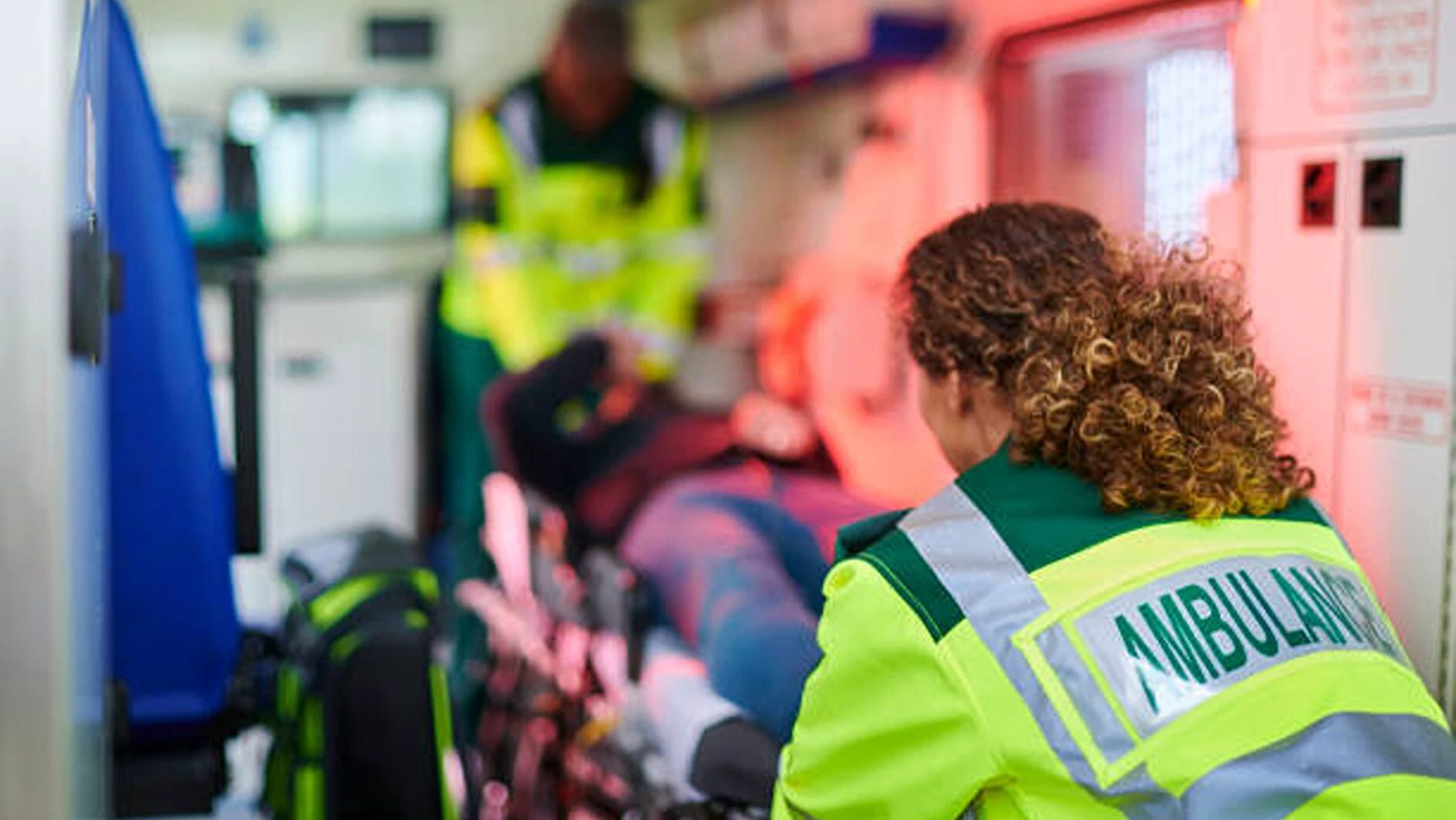 Un bărbat din Târgu Jiu a murit în ambulanță, în timp ce era plimbat între secții