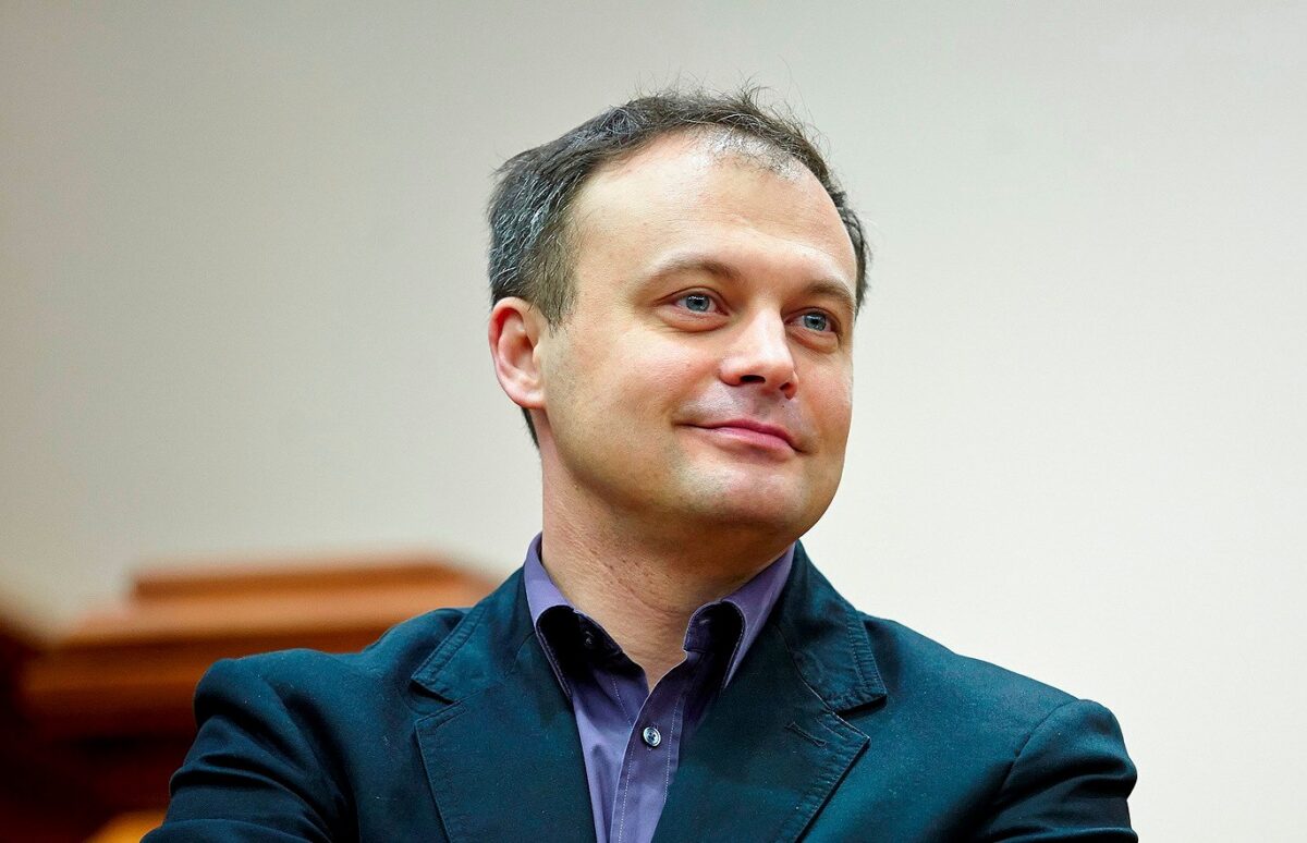 S-a lăsat de naşul Plahotniuc. Mesajul de la Bucureşti al unui fost preşedinte al Parlamentului de la Chişinău
