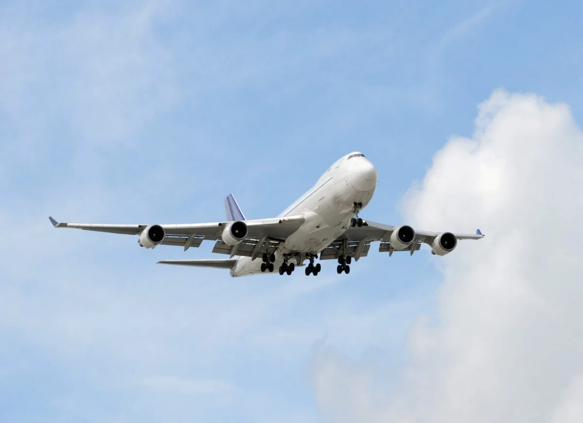 Panică la bord. Un avion American Airlines, deviat din cauza unui incendiu