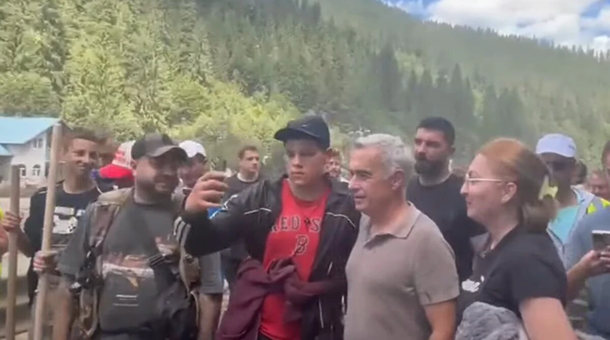 Georgescu, de la cizme cu noroi în Broșteni, la mocasini de lux pe o plajă privată