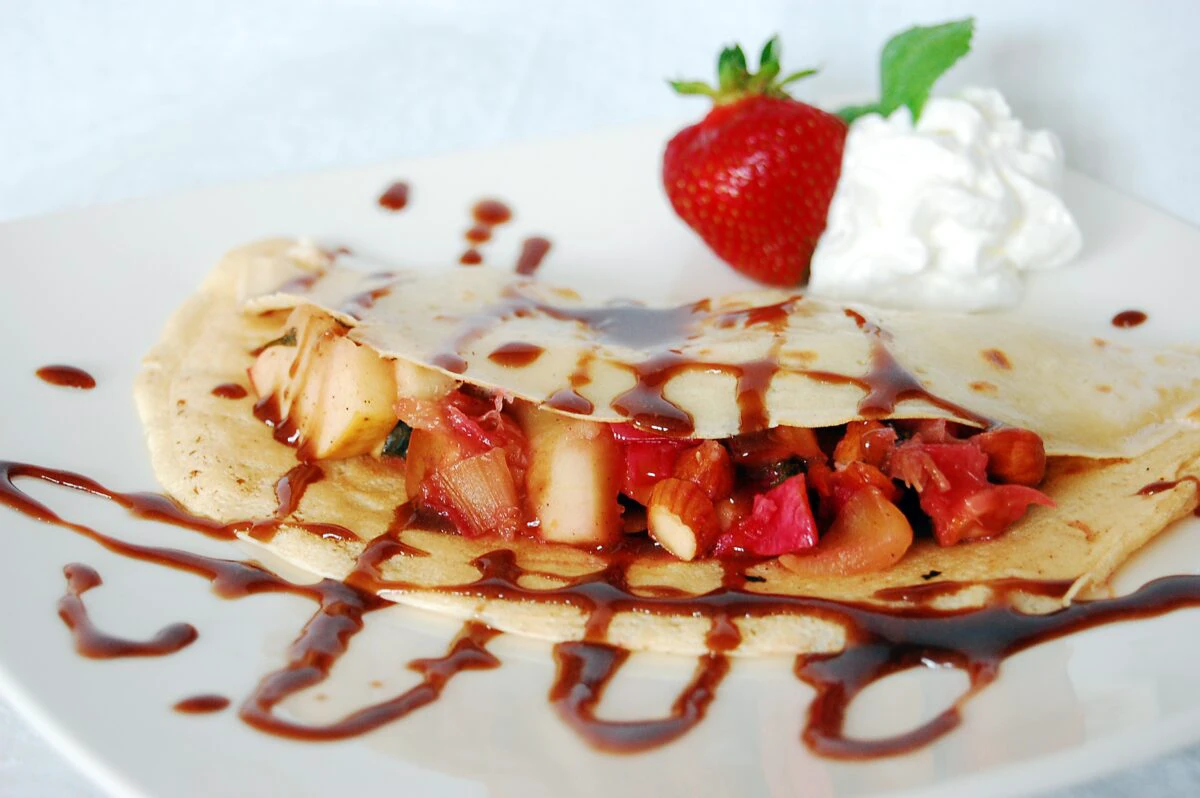 Rețetă clasică de clătite cu dulceață și frișcă. Desertul cu care nu dai greș niciodată