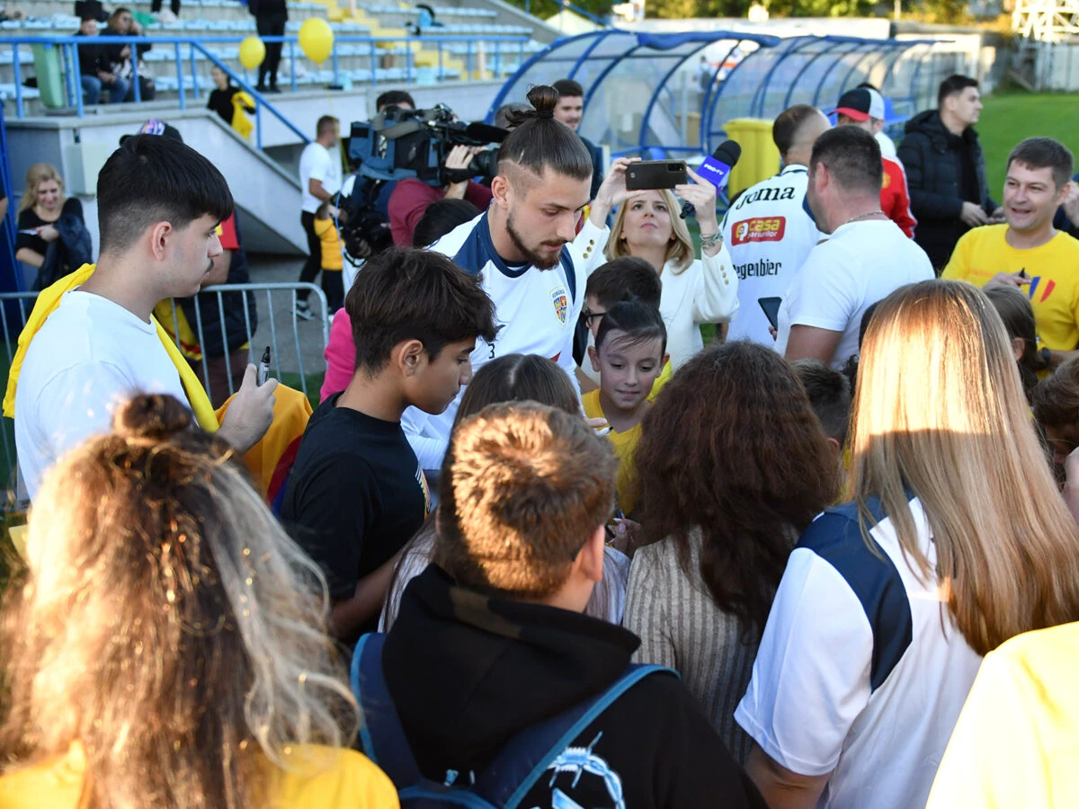 Surpriză pregătită de FRF fanilor. Sesiune de autografe la Mogoșoaia