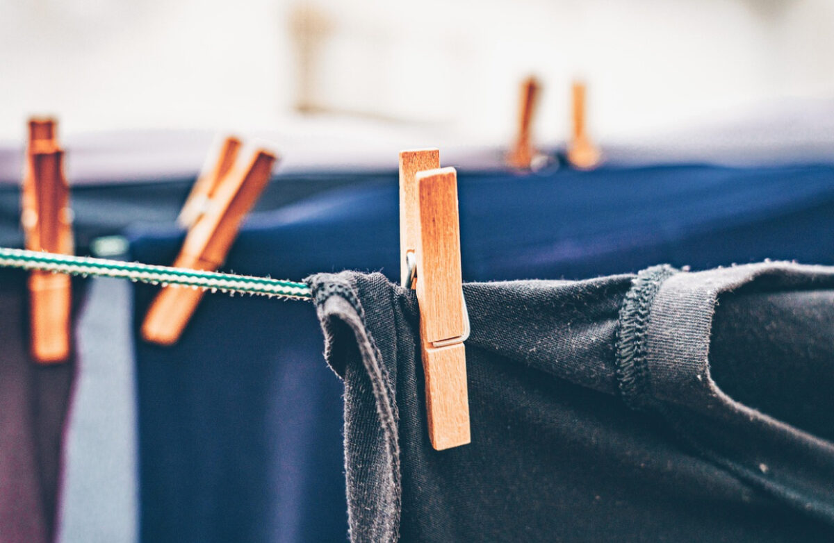 Cum poți usca haine într-un apartament fără balcon. Greșeala care îți strică mobilierul și pereții