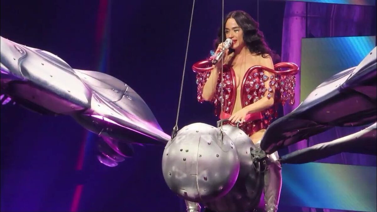 O fană de 12 ani a lui Katy Perry s-a prăbușit pe scenă la concertul din Detroit