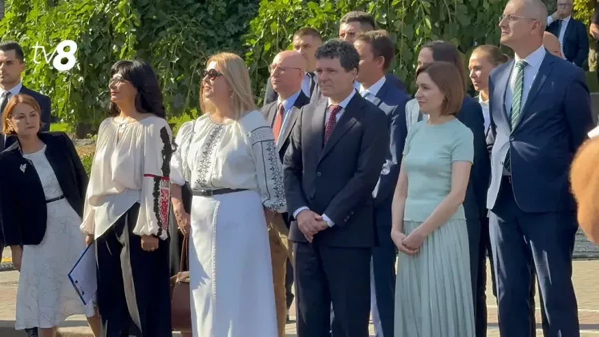 Nicuşor Dan şi Maia Sandu, întâmpinaţi cu aplauze în Piaţa Marii Adunări Naţionale: Limba română este cea care ne uneşte