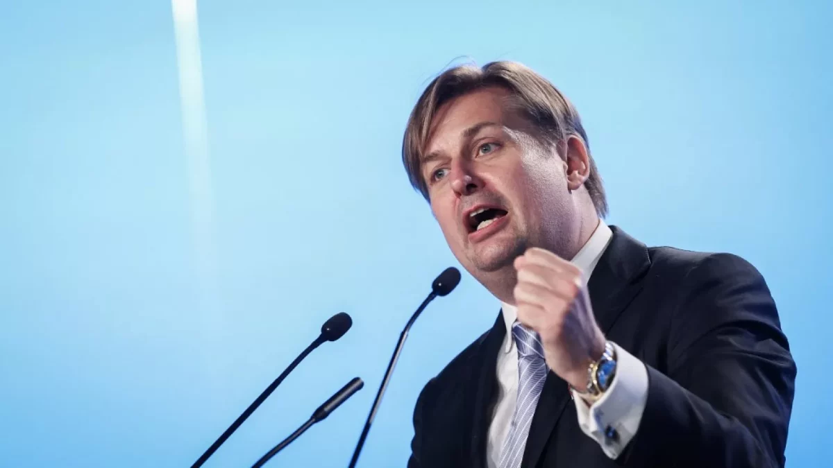 Politician german, spion pentru China comunistă. Colabora cu un eurodeputat