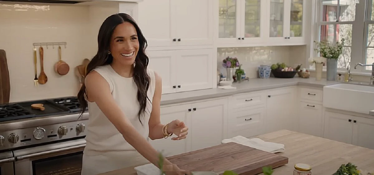 Ce bijuterii poartă Meghan Markle în With Love și cum să le recreezi acasă