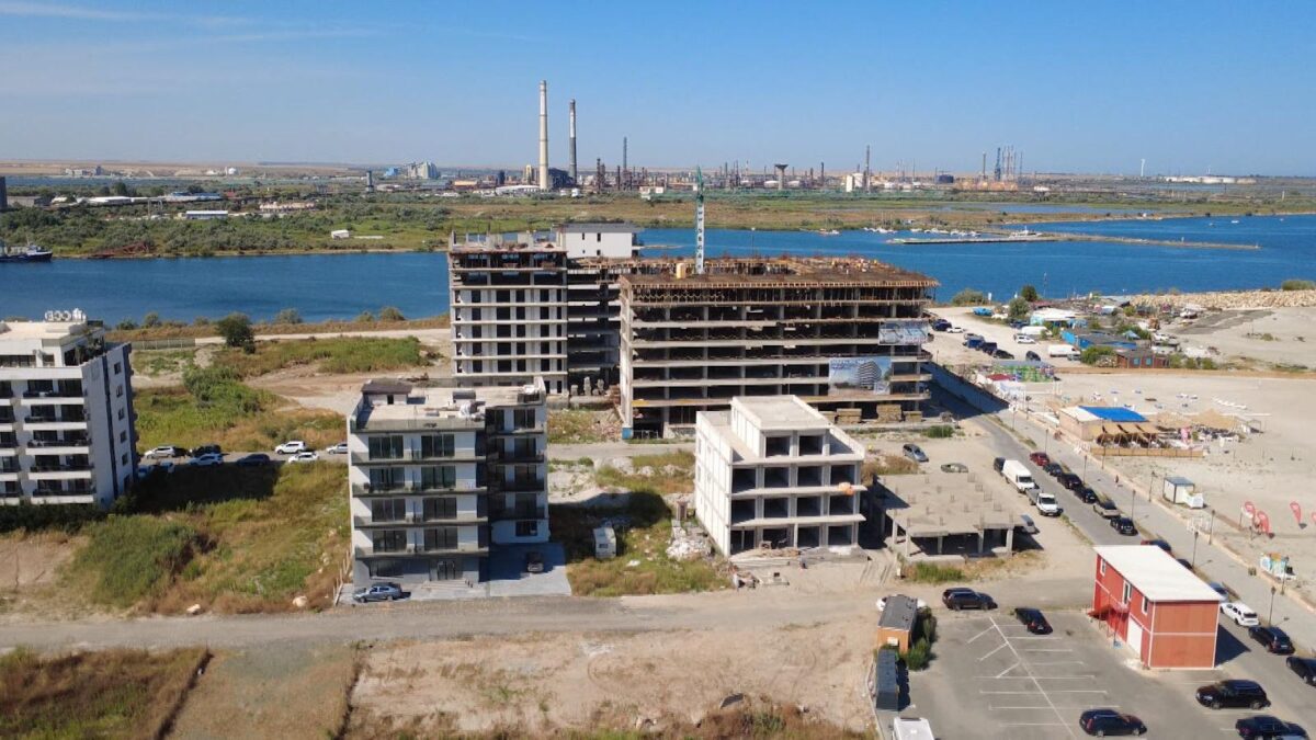 Blocuri construite ilegal lângă rafinării. DSU cere modificarea legislației pentru siguranța populației