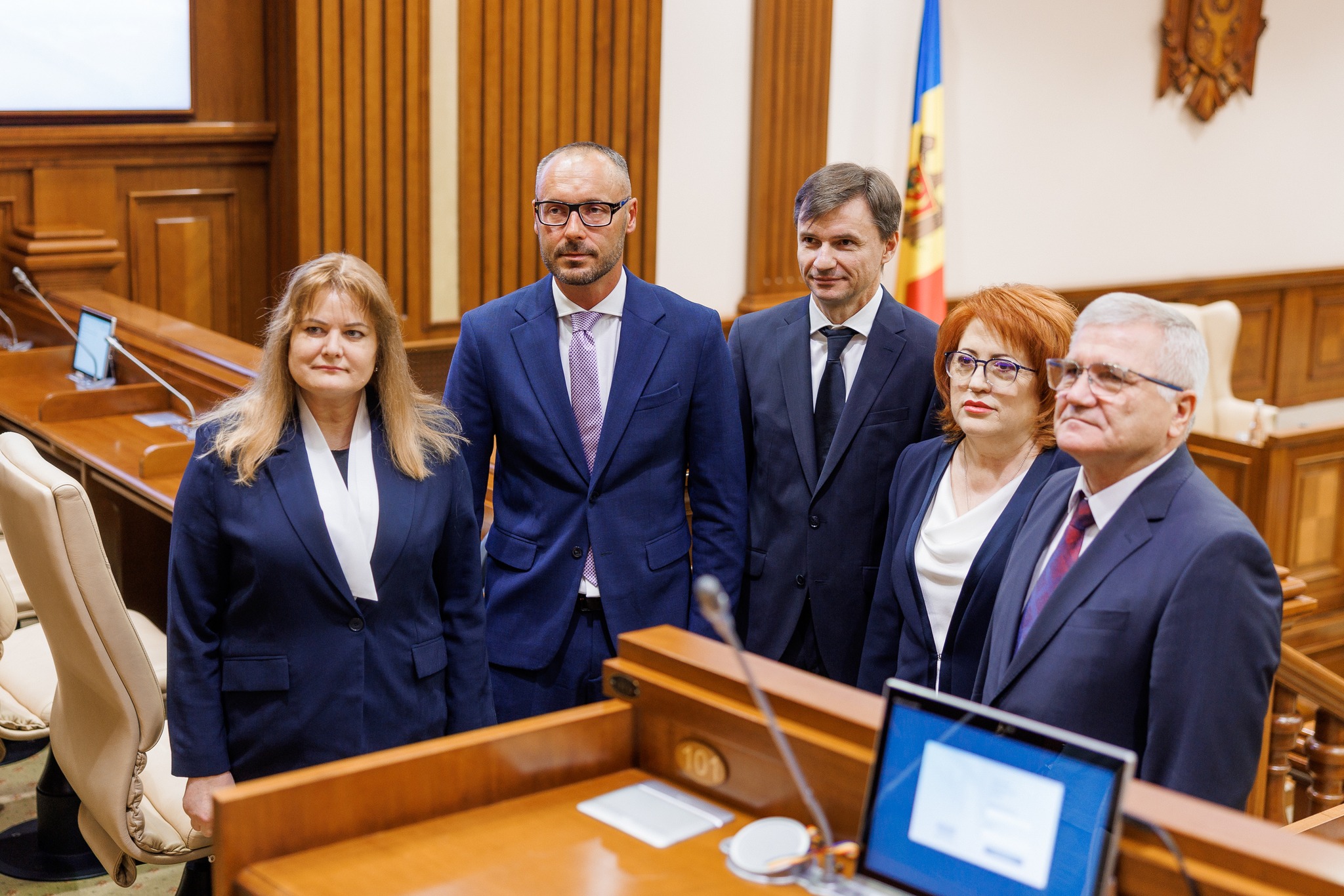 Ceremonie tensionată la Parlament. Cinci judecători ai Curții Constituționale au depus jurământul, între proteste și acuzații