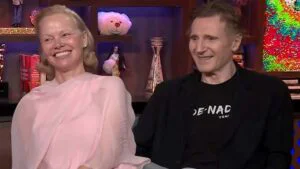 Cum s-au cunoscut Pamela Anderson și Liam Neeson: o poveste neașteptată