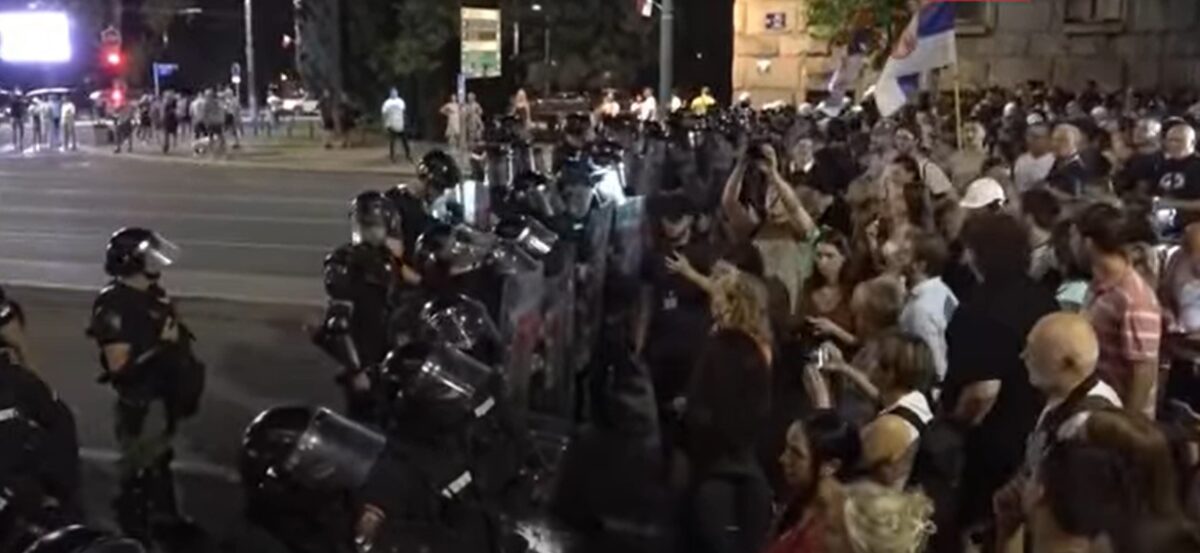 Situația din Serbia, tot mai violentă. Sediile partidului prezidențial, atacate. Poliția, reacție foarte dură