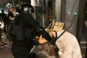 Violențe în Serbia: Susținătorii guvernului atacă protestatarii în Novi Sad