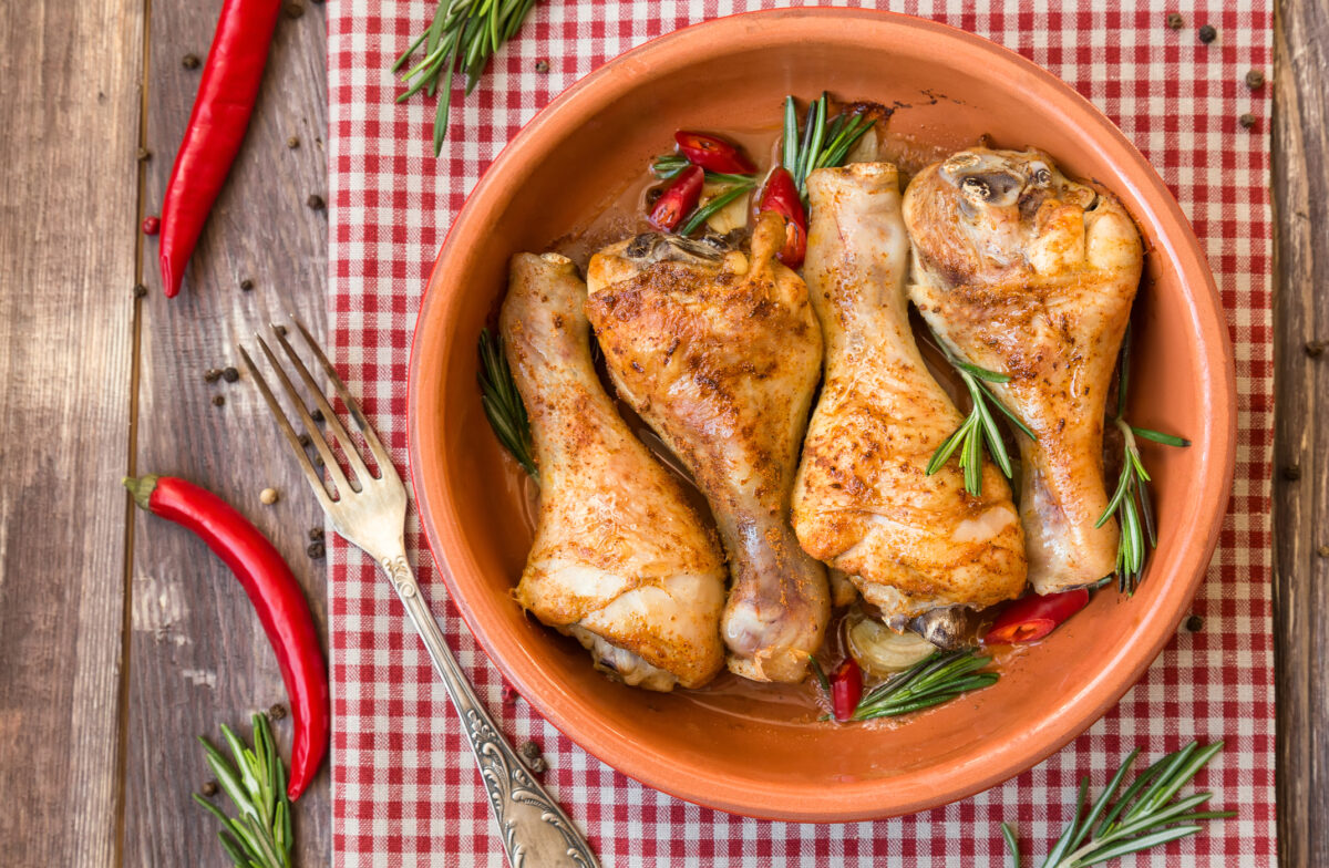 Pulpe de pui cu usturoi și ierburi proaspete. Rețeta cu care nu dai greș