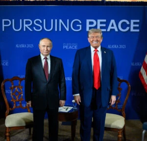 Analiza limbajului gesturilor simbolice din întâlnirea Trump – Putin. De la strângerile de mână la bombardierul B-2