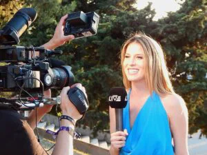 Cum ajungi în televiziune: pașii esențiali pentru o carieră pe ecran