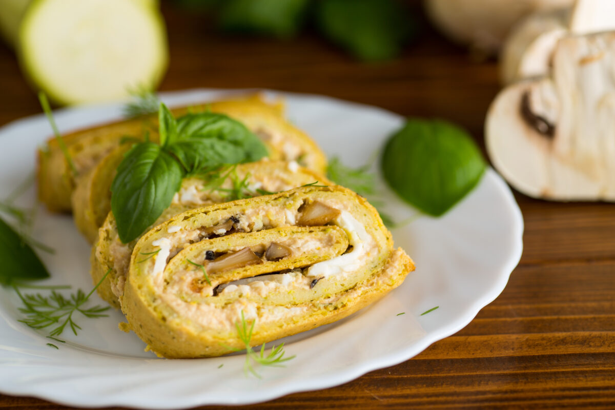 Rețeta de ruladă de dovlecei cu brânză și mărar, explicată pas cu pas