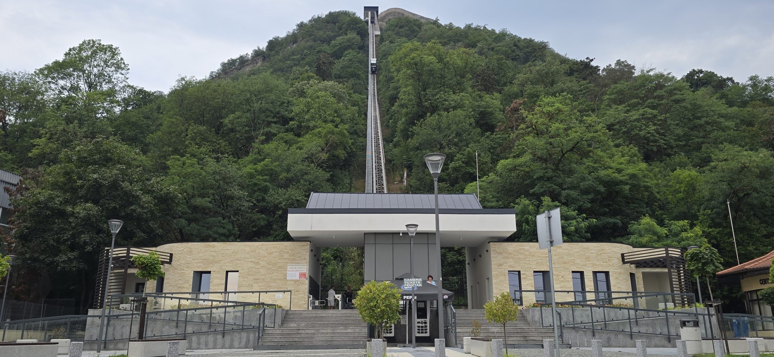 Telecabina spre Cetatea Deva a fost repusă în funcțiune. Programul zilnic și costul biletelor