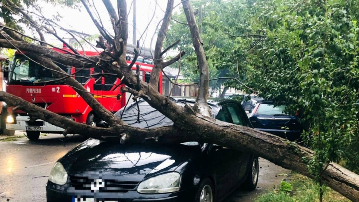 Vijeliile de vineri seara au provocat pagube majore. Trei morți și patru răniți în urma fenomenelor extreme
