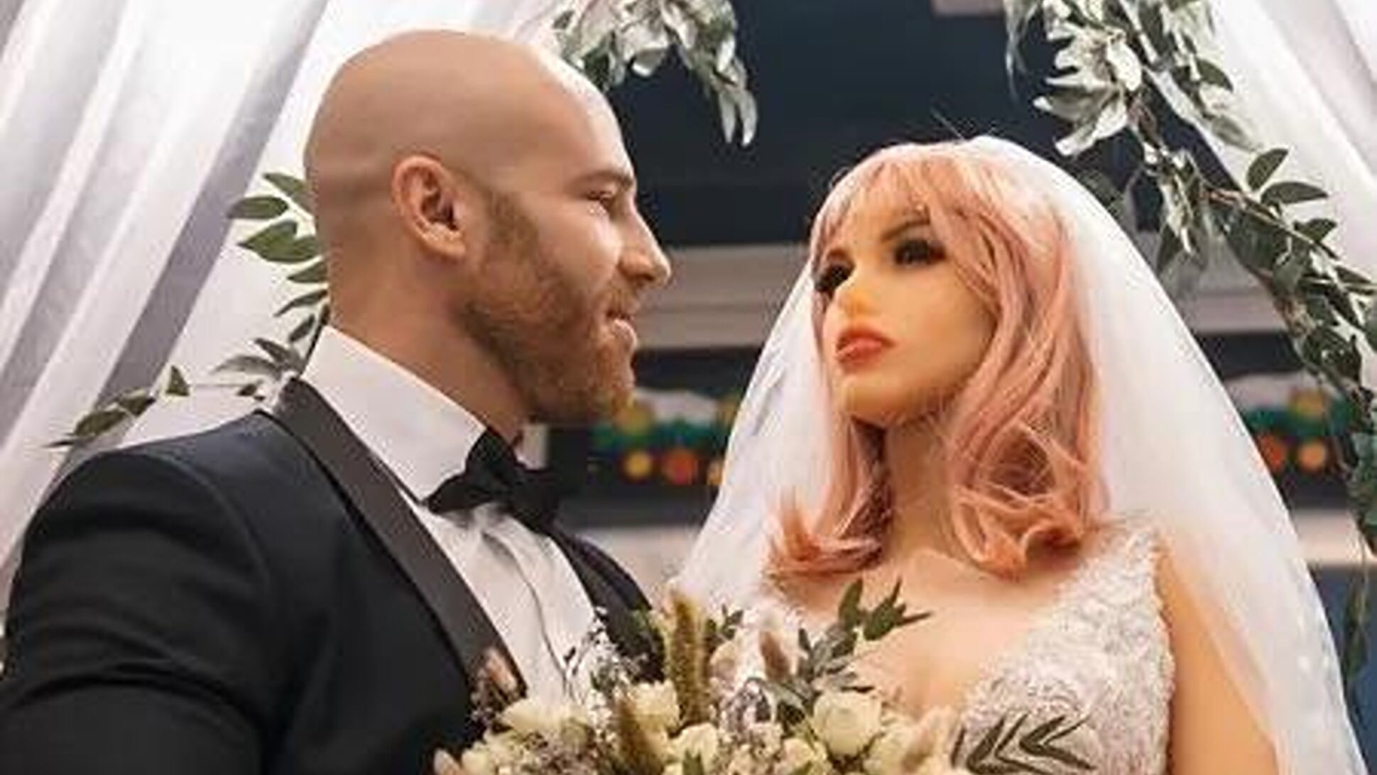 Cele mai stranii căsătorii din lume. Iubirea sfidează logica