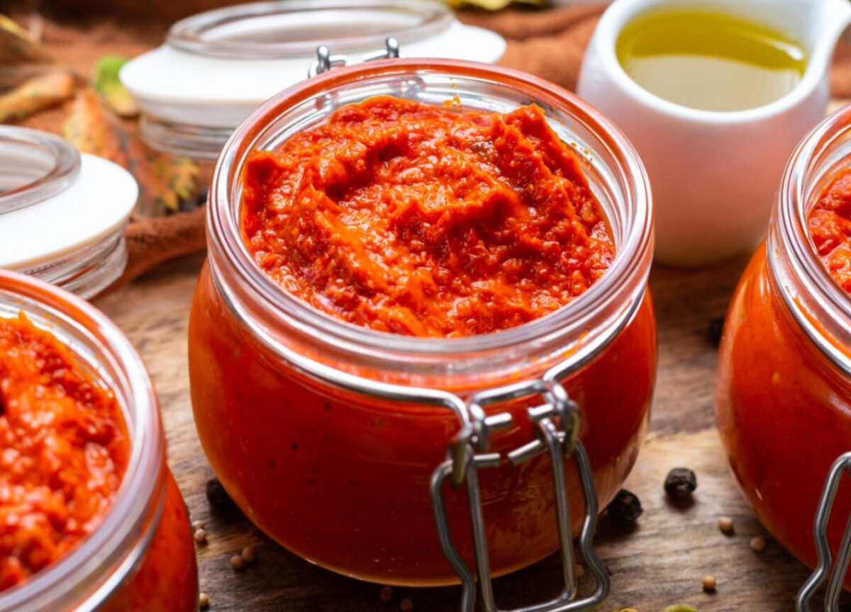 Rețete vechi de zacuscă. Rezistă toată iarna și păstrează gustul legumelor coapte