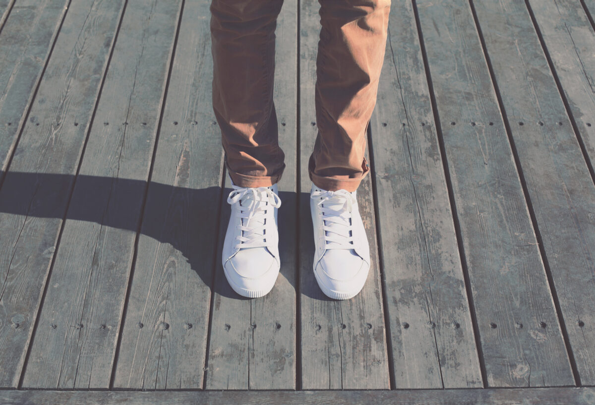 Cum să cureți adidașii albi și să-i faci să arate ca noi