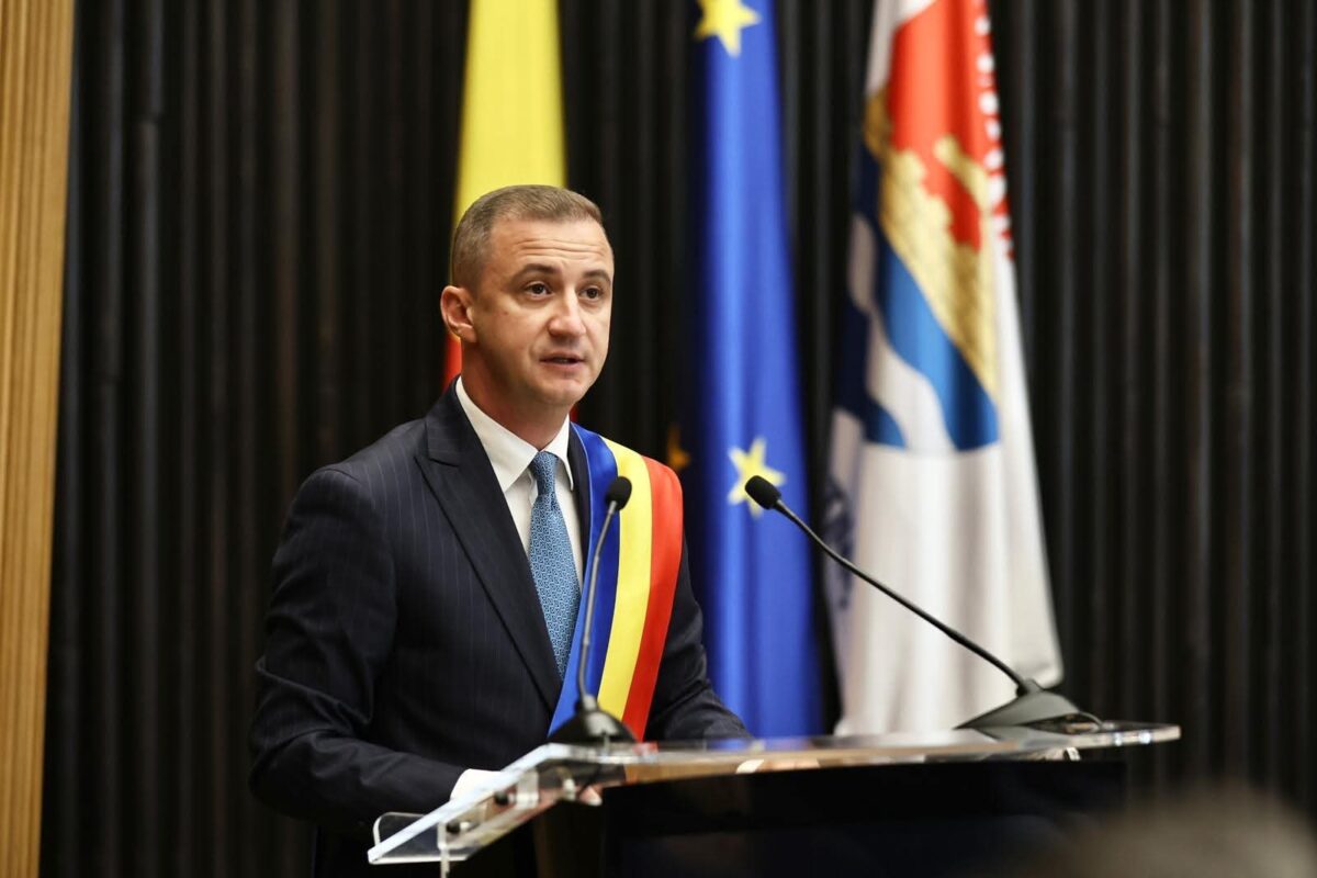 Tensiuni politice pe tema datoriei: Simonis îl acuză pe Bolojan de mesaje periculoase pentru economia României