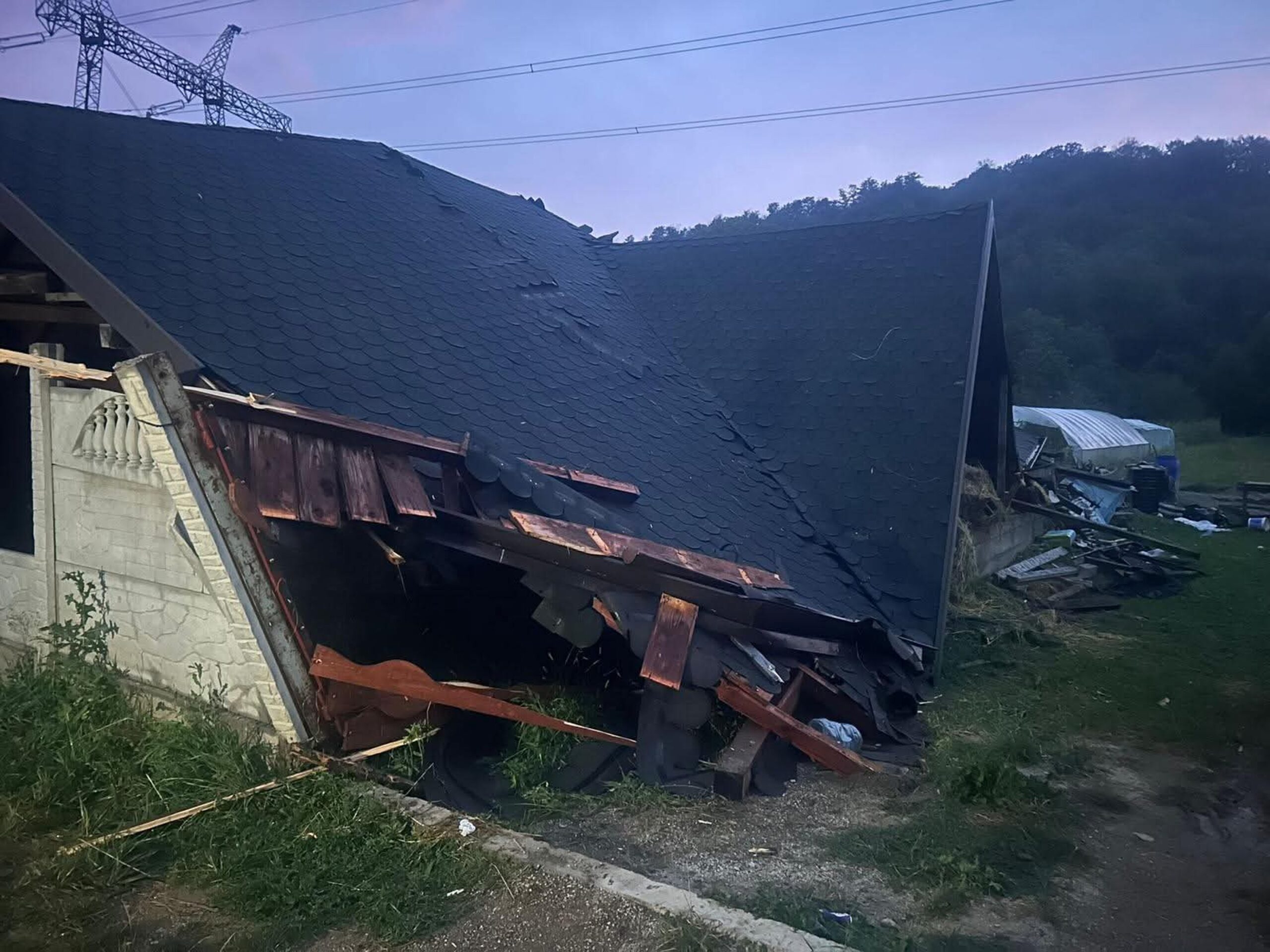 Argeș, afectat de o furtună devastatoare. Un acoperiș s-a prăbușit peste trei persoane