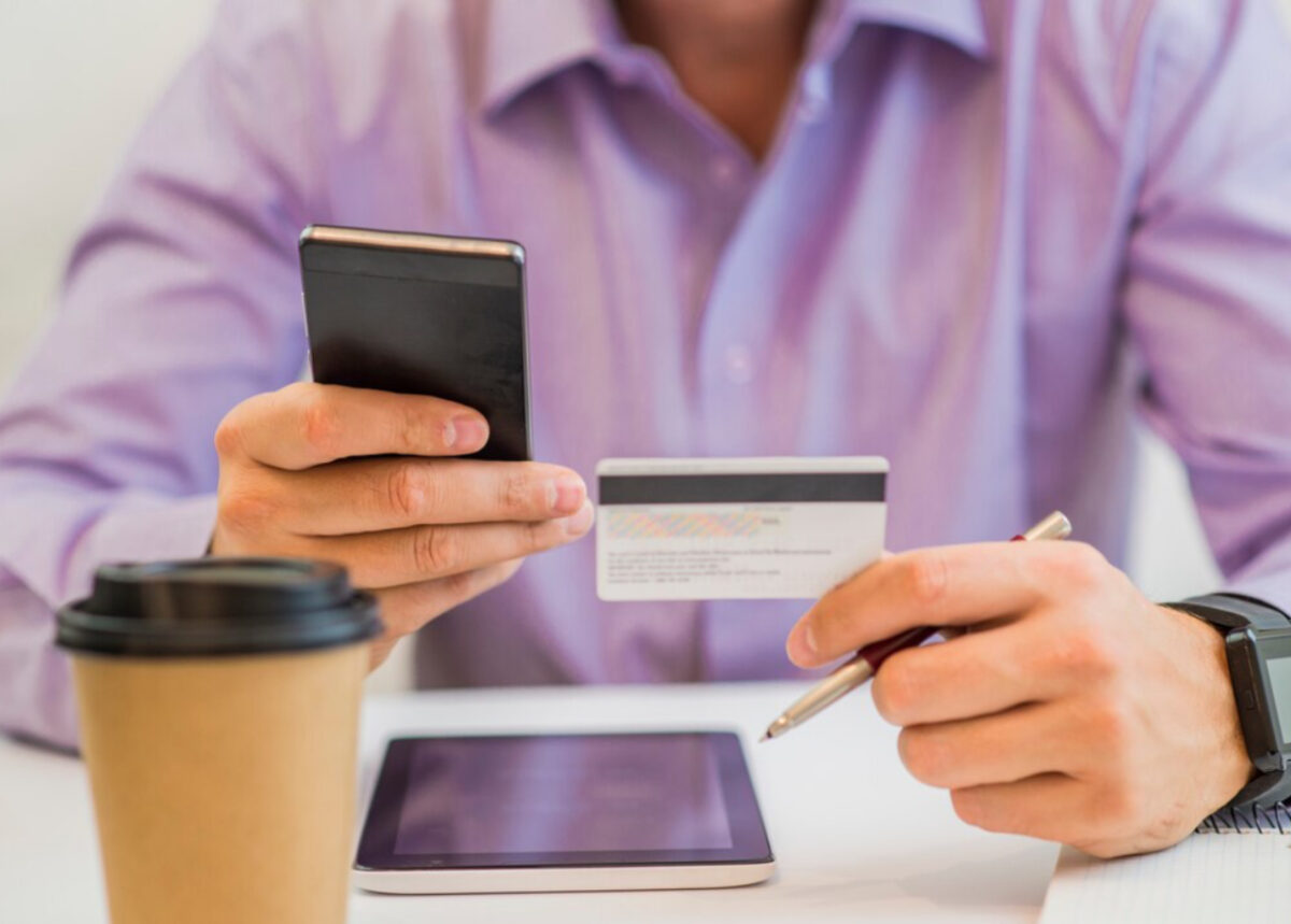 Băncile îți condiționează accesul la propriii bani. Avocat: Legislația e mult în urma realităților actuale