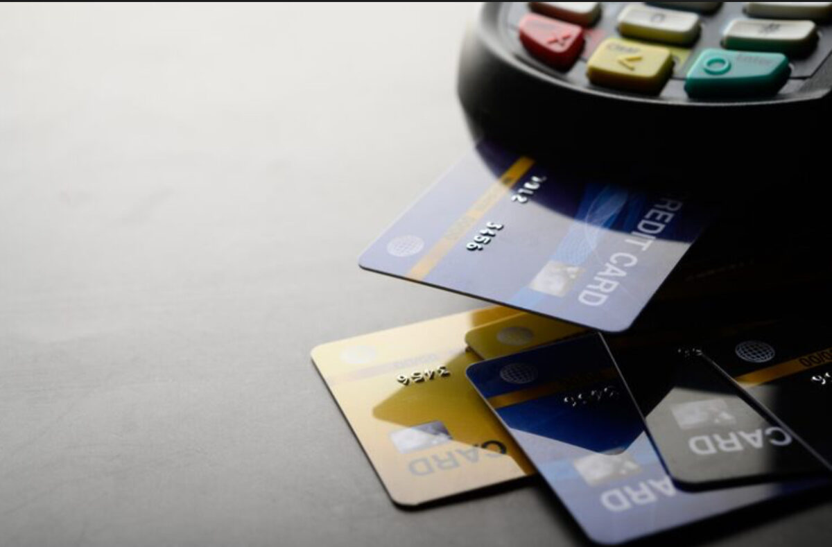 Diferențe între cardurile de debit și cele de credit. Cum ar trebui folosite și ce riscuri pot ascunde