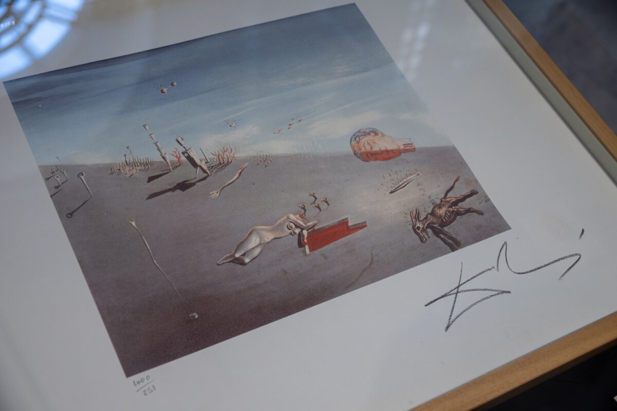 Cum stimulează un celebru colecționar de artă tinerii să meargă în muzee. Poți câștiga o lucrare semnată de Dali