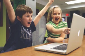 Școală de sec. XXII. Cu AI la catedră, elevii învață doar două ore pe zi