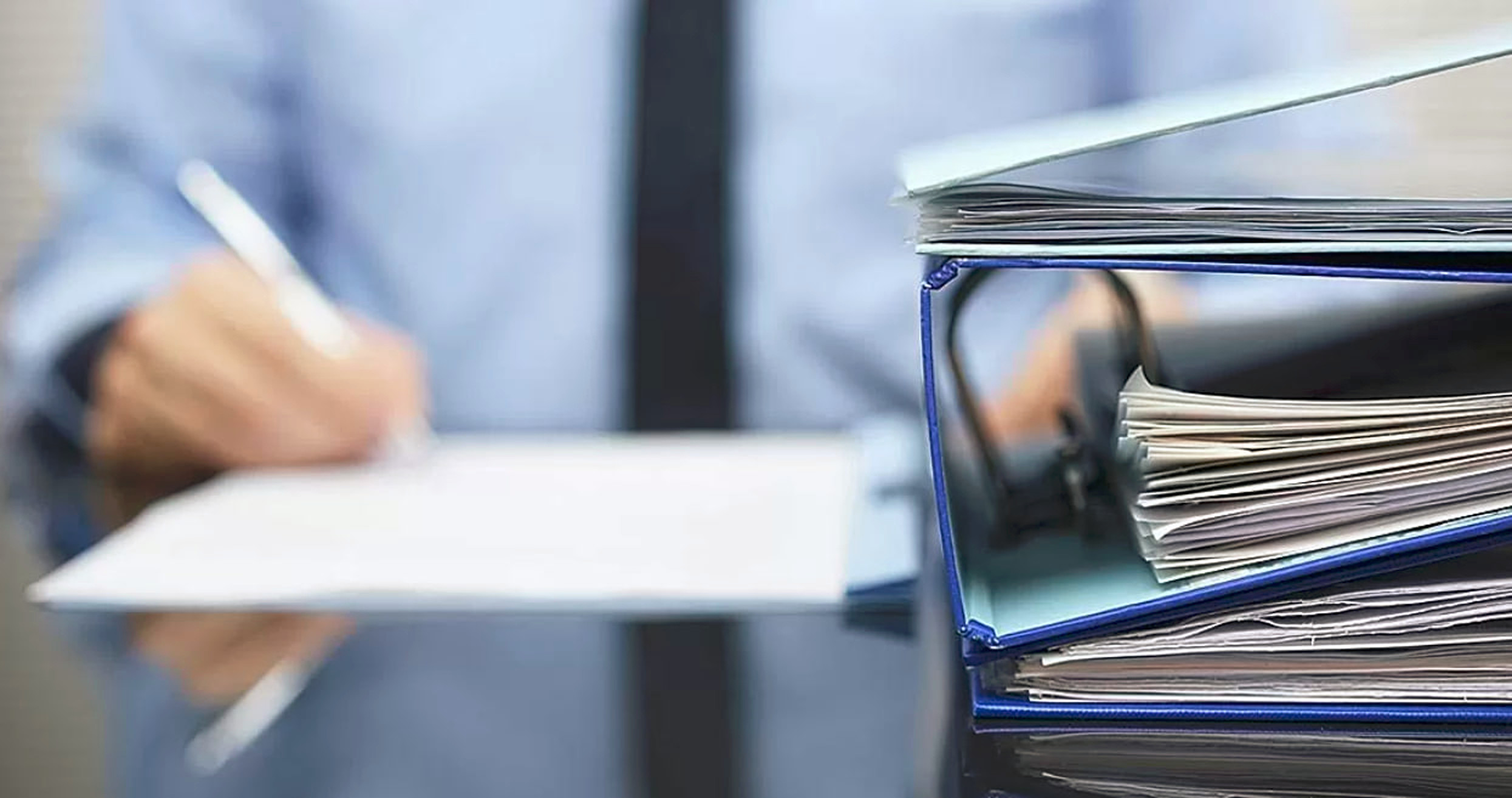 Proiectul privind sancționarea cetățenilor neoliticoși cu funcționarii, susținut de Bolojan. Valoarea amenzilor, singura problemă