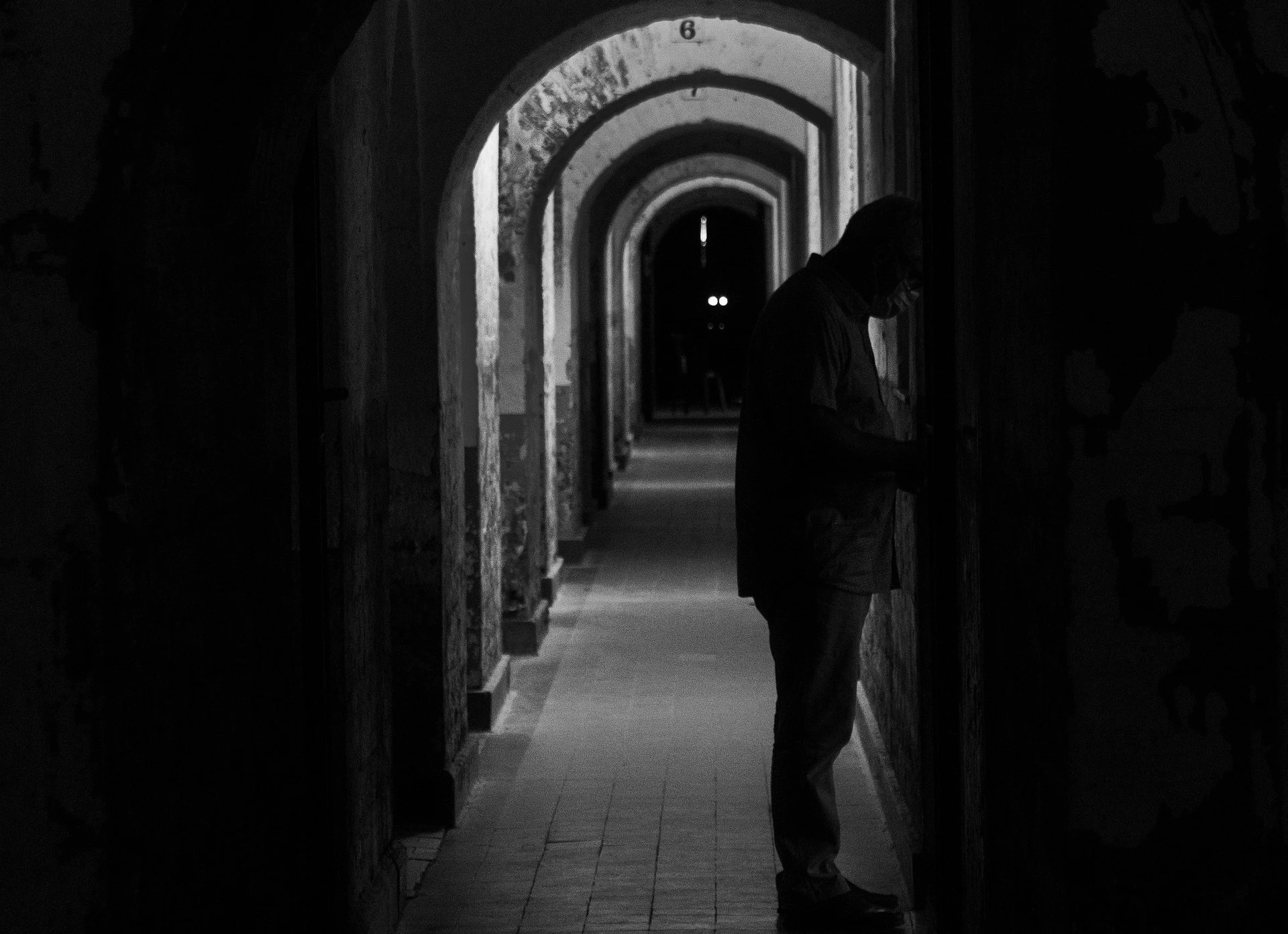 Tânărul care l-a atacat pe livratorul din Republica Moldova s-a sinucisîn arestul Poliției Galați