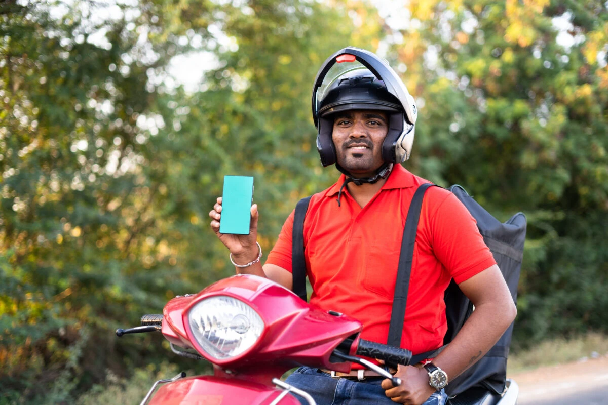 „Nepalezii ne iau slujbele?” Postarea lui Mirel Curea aprinde o dezbatere despre salarii, muncă la negru și forța de muncă străină