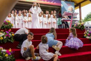 Georgiana Lobonț, primită ca o divă la Mănăstirea Izbuc, în fața a 20.000 de oameni