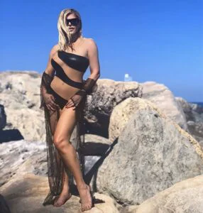 Loredana Groza, poze de infarct. Cum s-a pozat artista la malul mării