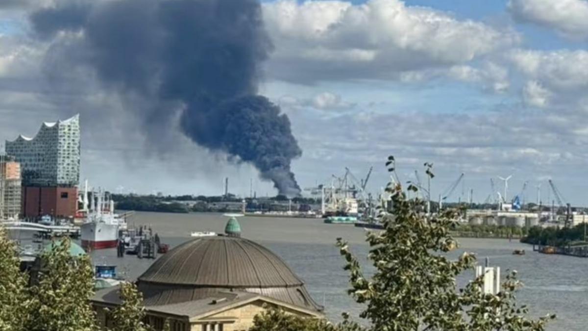 Explozii în lanț în portul Hamburg. 320 de pompieri s-au chinuit 40 de ore să stingă incendiul