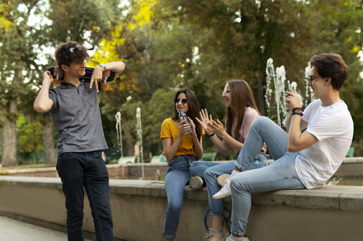 Generația care nu mai visează la casă și mașină. Ce își doresc tinerii azi