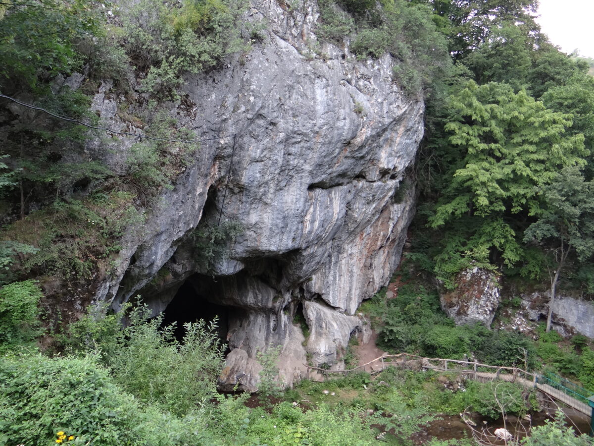 Tunelul misterios din Retezat. Locul în care se caută de secole comori ascunse