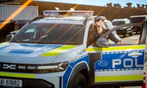 Bătaie cu săbii și topoare în trafic. Scene violente între mai mulți indivizi. Video