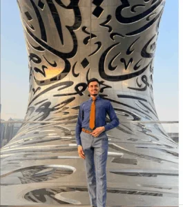 Interpret popular din Bihor, investiții exotice în Dubai, Qatar. Promovează tehnologii japoneze pentru sănătate