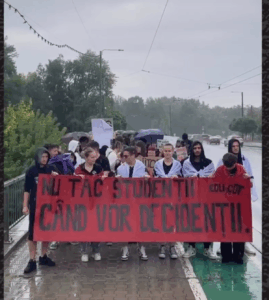 „Nu tac studenții când vor decidenții”. Studenții din Timișoara, protest în stradă