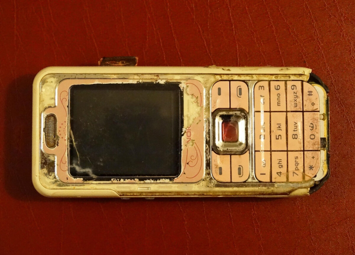 Telefoanele vechi nu pot fi aruncate la gunoi. Cum și unde le poți recicla