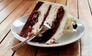 Desert rafinat. Tort cu blat de ciocolată și cremă fină de brânză