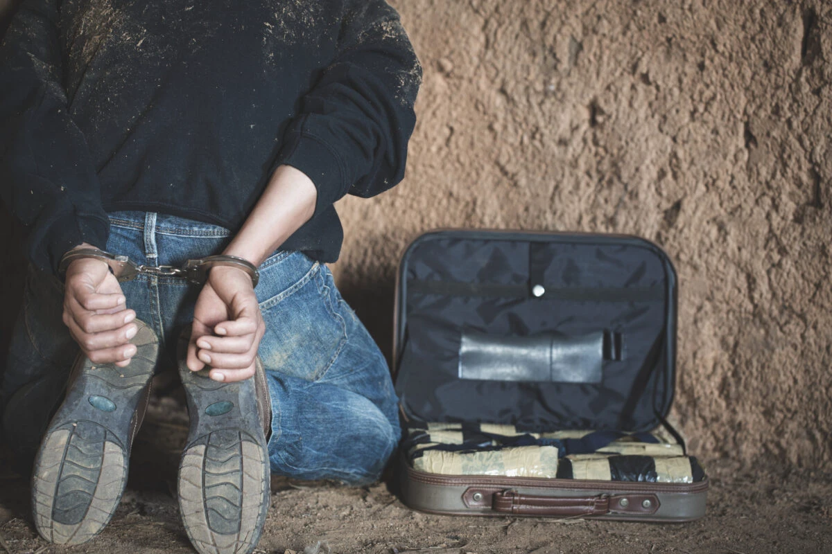 Zece inculpați, toți încarcerați, cercetați pentru trafic de droguri de mare risc în închisori