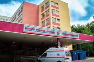 Femeie, mutilată de un husky. E la Contagioase și are mâinile fracturate